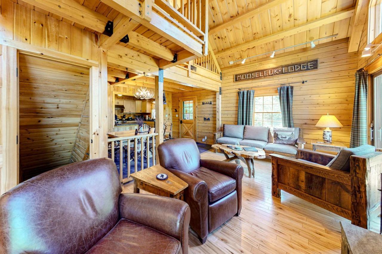 Mooseleuk Lodge The Highlands Exterior photo