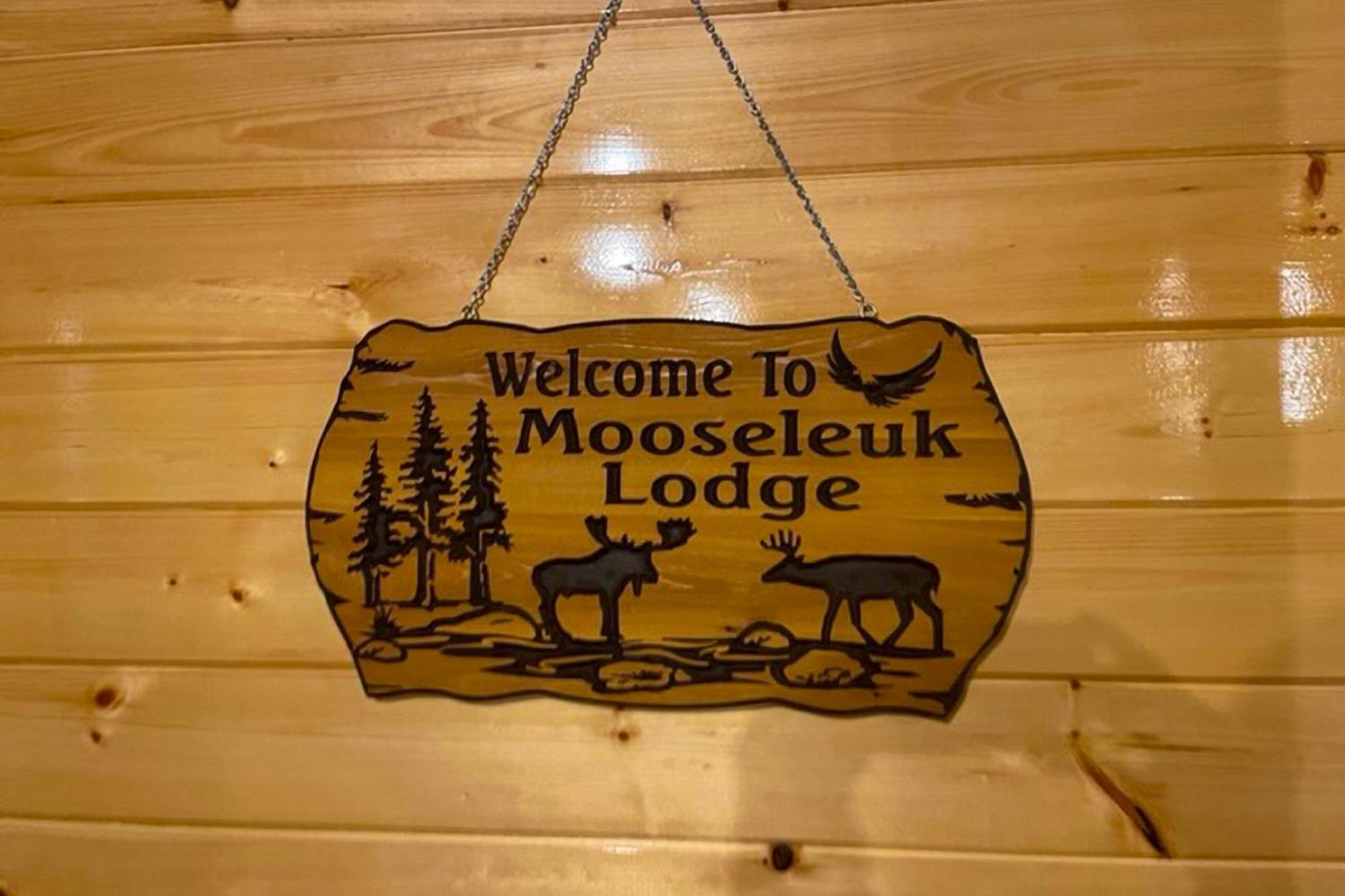 Mooseleuk Lodge The Highlands Exterior photo